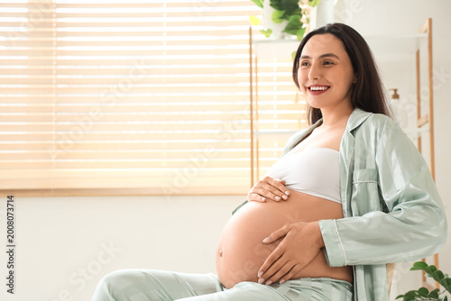 Young pregnant woman sittin...