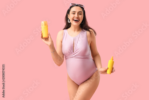 Young pregnant woman with b...