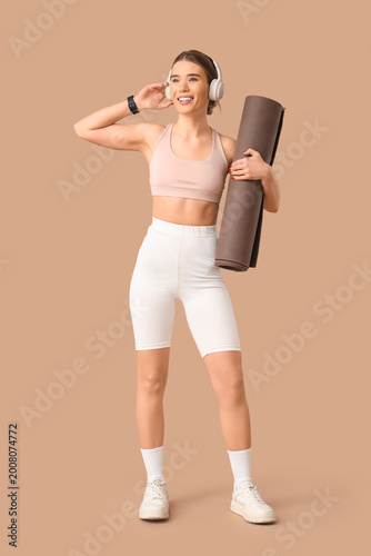 Sporty young woman with hea...