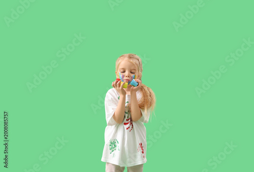 Cute little girl in paint o...