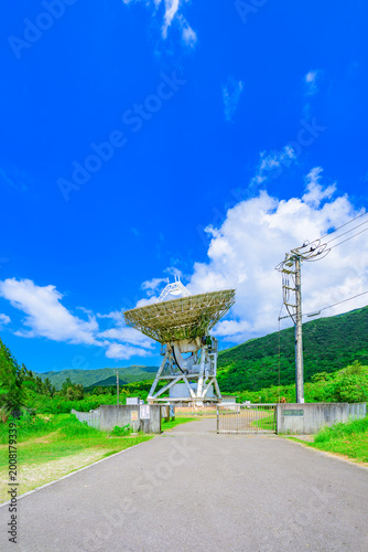 青空に映える石垣島の巨大な電波望遠鏡　石垣島