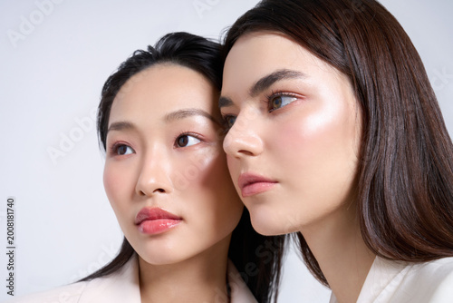 アジア人と欧米人の2人の美しい女性のポートレート