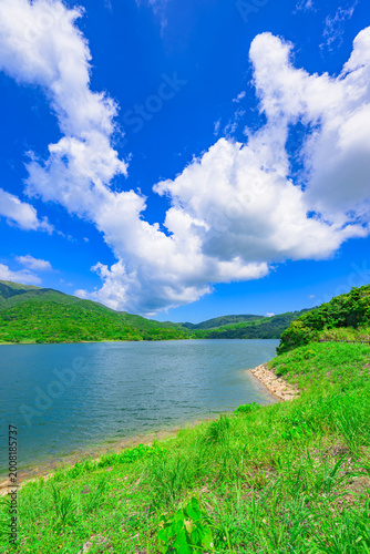 白い雲と青い湖面が映える名蔵ダム湖畔の風景　石垣島