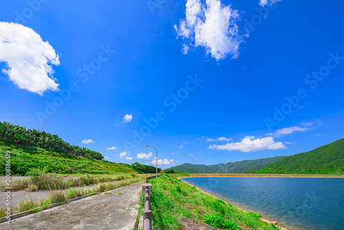 白い雲と青い湖面が映える名蔵ダム湖畔の風景　石垣島