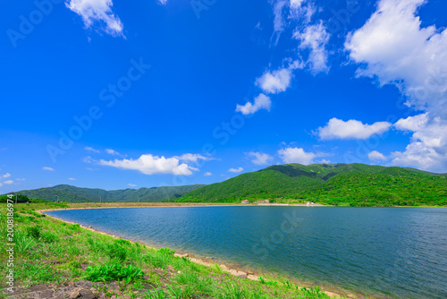白い雲と青い湖面が映える名蔵ダム湖畔の風景　石垣島