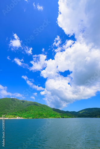 白い雲と青い湖面が映える名蔵ダム湖畔の風景　石垣島