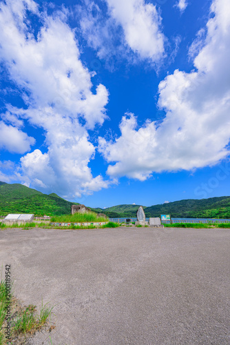 白い雲と青い湖面が映える名蔵ダム湖畔の風景　石垣島