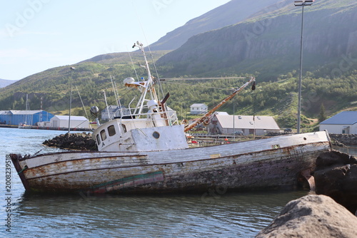 Fényképezés Shipwrecked fishing boat abandoned in the village of Seyðisfjörður, Iceland