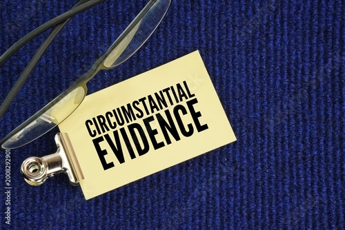 Tableau sur toile Glasses and paper with the words Circumstantial Evidence