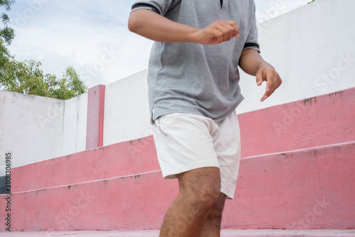 Foto running up outdoor steps, Rear view of elderly man in sportswear running quickly