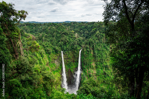 Fotografija Tad Fane waterfall misty jungle Laos Bolaven Plateau