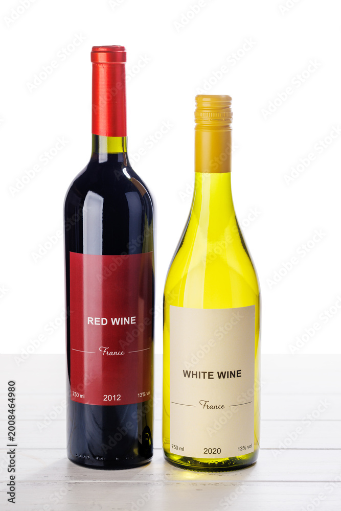 Obraz premium Red and white wine bottles on wooden table