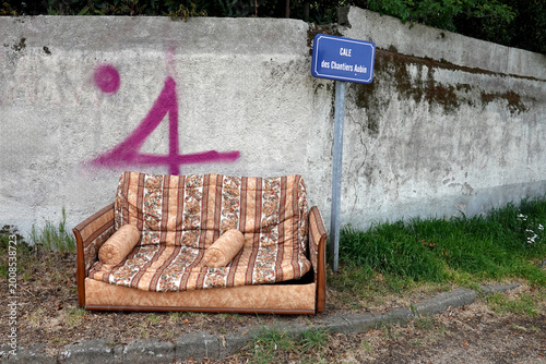Photos Canapé jeté dans la rue en ville