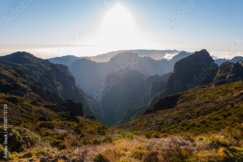 Foto Sunrise over Madeira's central massif near Pico do Areeiro and Pico Ruivo