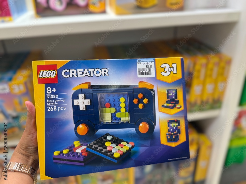 Fototapeta premium April 2026, Singapore: LEGO Creator 3-in-1 Retro Gaming Console (set 31380)
