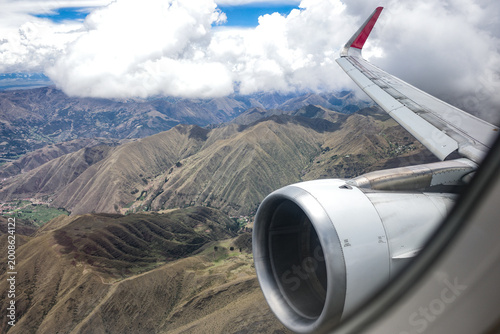 Fotografia Cusco, Peru - 25 Nov 2025:  A view of the Peruvian Andes mountains from a plane