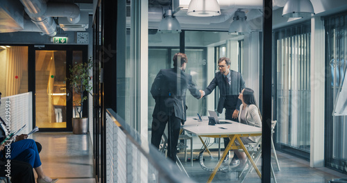 Fotografía Business Leaders Complete a Job Interview With a Confident Handshake in a Glass