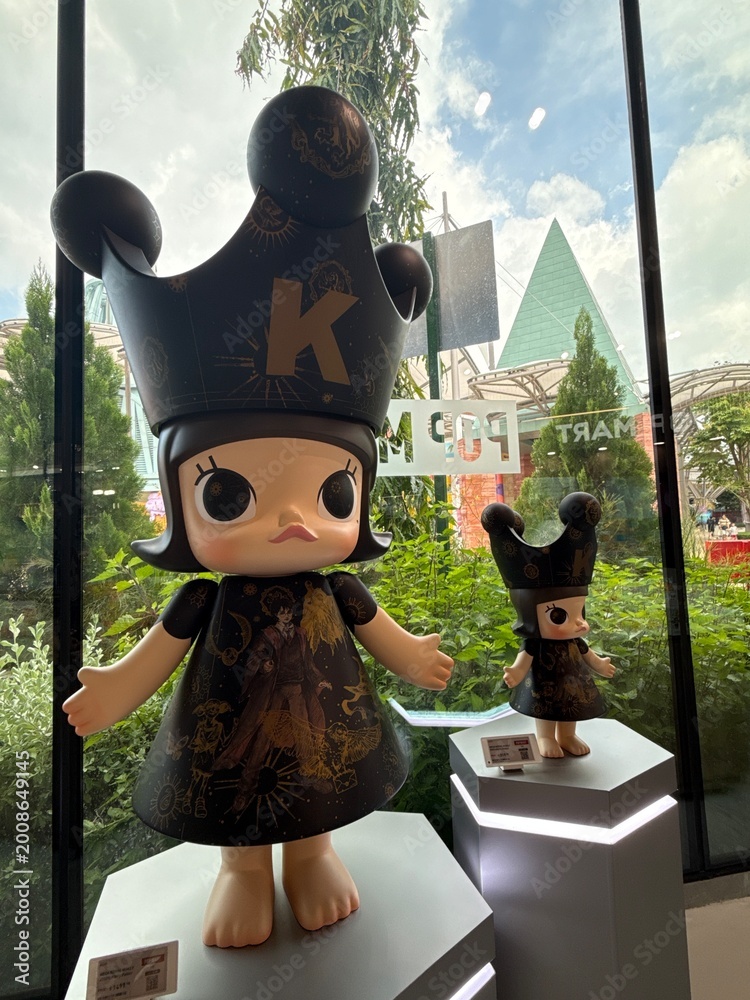Fototapeta premium April 2026, Singapore: Pop Mart Mega Royal Molly Harry Potter collectible figures