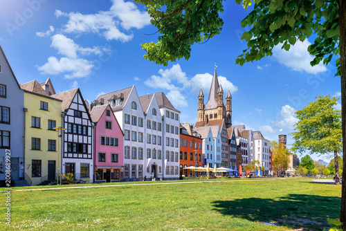Cuadro en lienzo Panoramic view of the old town of Cologne, Germany, with traditional, colourful