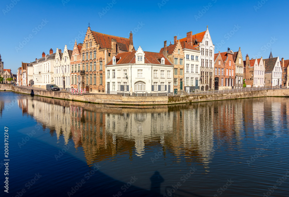 Obraz premium Medieval architecture along Spiegelrei canal in Brugge, Belgium