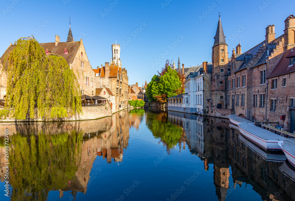 Obraz premium Rosary Quay canal (Rozenhoedkaai) with medieval architecture in Bruges, Belgium
