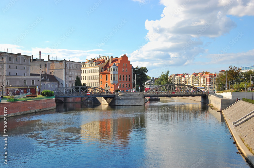 Obraz premium Cityscape of Wroclaw with Mlynski Bridge over the Oder River in Poland.