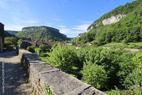 Obraz na płótnie Paysage de campagne et de moyenne montagne autour du village, village de Baume l