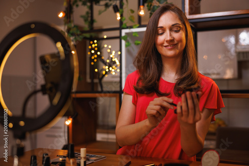 Make up vlogger shows how to apply eye shadow while filming content for social networks