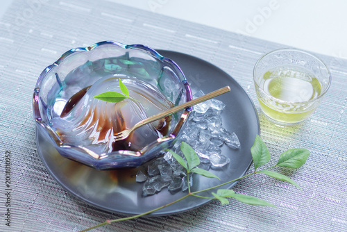 Konstfotografi 涼しげなガラスの器に盛り付けた葛きりと緑茶。夏の和スイーツ