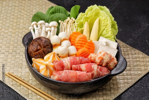 фотографія Sukiyaki and shabu-shabu, popular Japanese hot pot dishes featuring thinly sliced beef, fresh vegetables, tofu, mushrooms, noodles, and flavorful broth