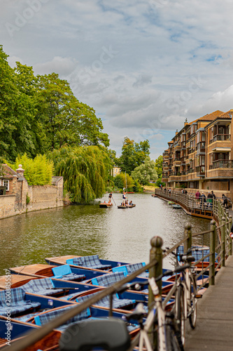 Photos Traditional punting on the River Cam with wooden boats and historic riverside architecture, Cambridge, England