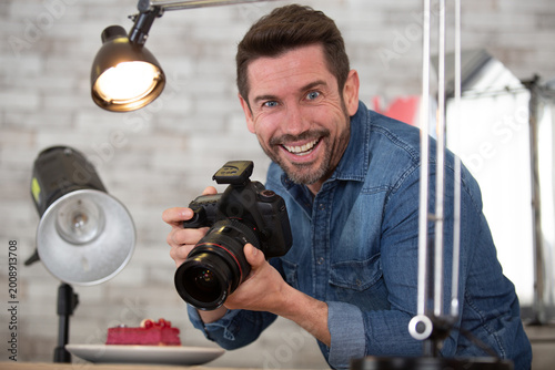 фотографія close-up shot of hard-working food photographer