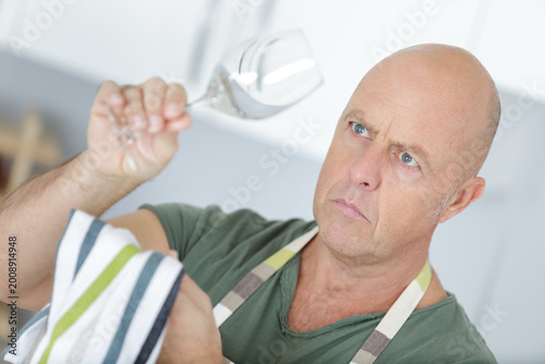 Photos man examining a clean wine glass
