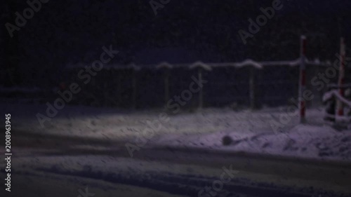雪が降っている冬の道路　車　運転　交通　イメージ