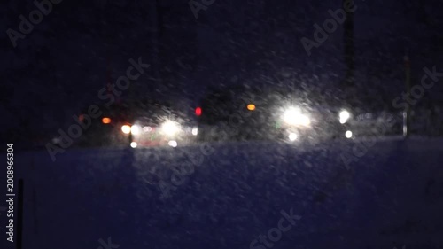雪が降っている冬の道路　車　運転　交通　イメージ
