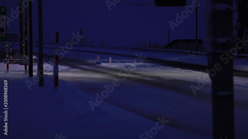 雪が降っている冬の道路　車　運転　交通　イメージ