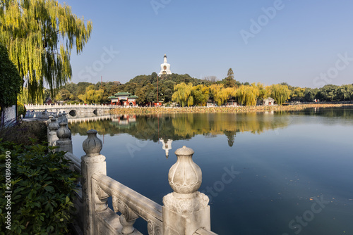 Foto Beihai Park scenic lake with the white dagoba at the background is a public park and former imperial garden in Beijing, China