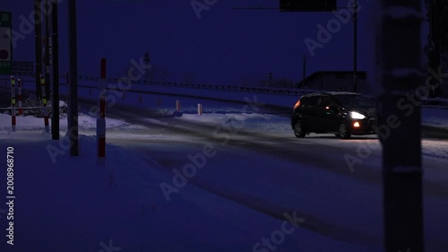 雪が降っている冬の道路　車　運転　交通　イメージ