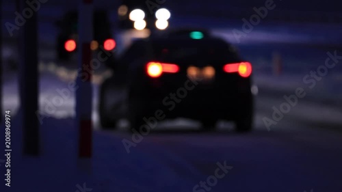 雪が降っている冬の道路　車　運転　交通　イメージ