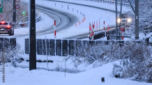 冬の情景　道路　雪が降る街　イメージ　秋田県