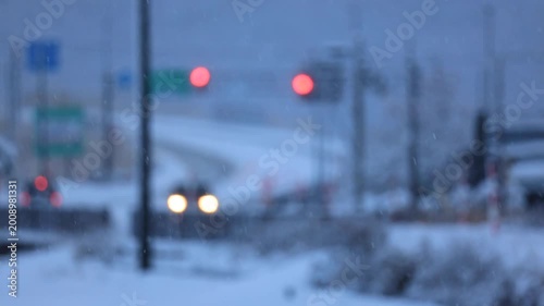 冬の情景　道路　雪が降る街　イメージ　秋田県