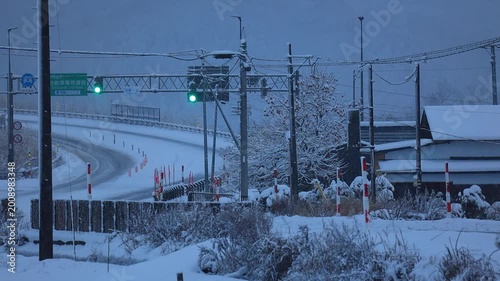 冬の情景　道路　雪が降る街　イメージ　秋田県