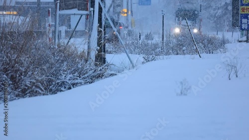 冬の情景　道路　雪が降る街　イメージ　秋田県