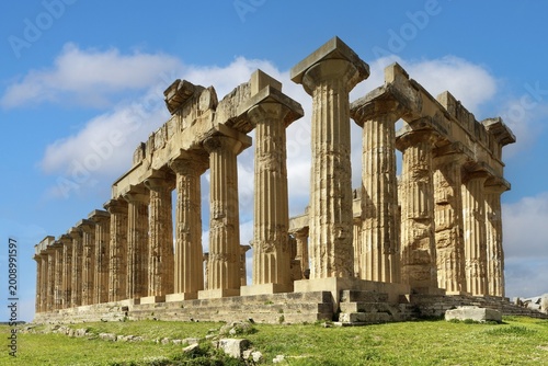 Ruins, ancient Greek temple E, also Hera temple, or temple of Hera, Lakinia or Iuno Lacinia, 460 to 450 BC, Doric peripteros, 6 × 13 columns, four-tiered substructure (crepis), archaeological sites of Selinunte, Parco Archeologico di Selinunte, Castelvetrano, municipal consortium of Trapani, Sicily, Italy, Mediterranean Sea