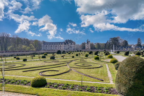 Foto The Château de Chenonceau, also known as the ladies' castle, is a 16th-century residential-style castle located in the French commune of Chenonceaux, in the Indre-et-Loire department