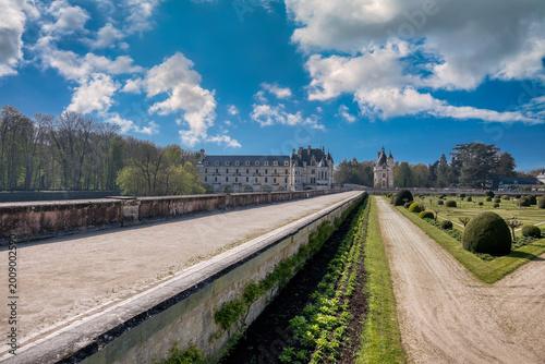 Fotografi The Château de Chenonceau, also known as the ladies' castle, is a 16th-century residential-style castle located in the French commune of Chenonceaux, in the Indre-et-Loire department