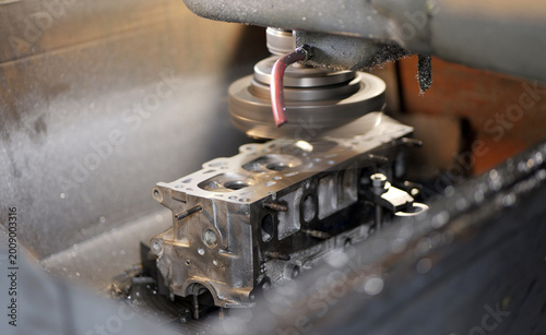 Quadro su tela Cylinder head resurfacing is performed on a precision machine, where a rotating cutting tool removes a thin metal layer to restore a flat sealing surface for engine repair