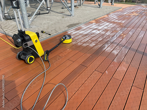 Cleaning the water park using a high-pressure washer.
Washing the pool or fountain. Using spray equipment.