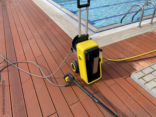 Cleaning the water park using a high-pressure washer.
Washing the pool or fountain. Using spray equipment.