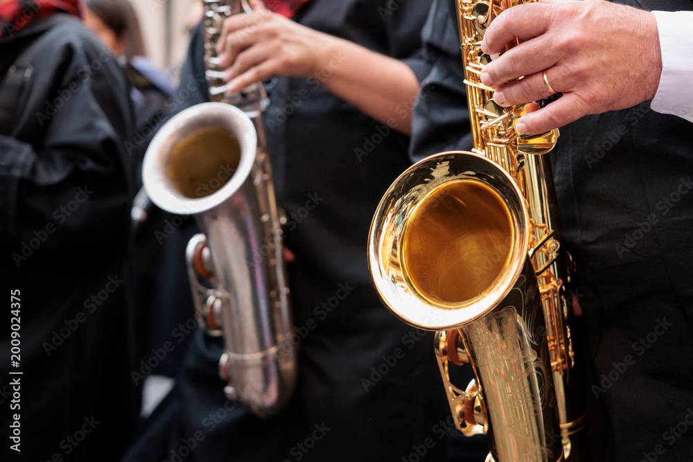 Fototapeta premium Detalle de saxofones alto y tenor durante una actuación musical